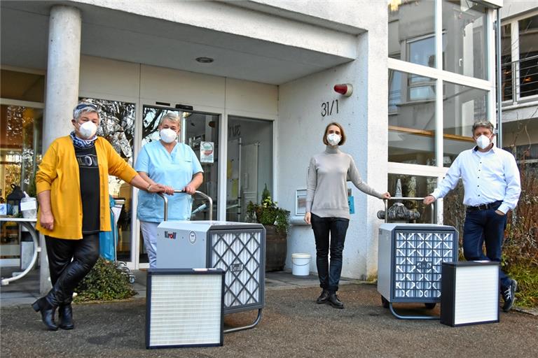 Julia Lochmann, Bettina Kleinknecht, Sabine Laible und Michél Lochmann (von links) hoffen, dass die Luftreiniger mit ihren speziellen Mikrofiltern die Mitarbeiter und Bewohner des Pflegestifts Bürgerheim in Backnang schützen. Foto: T. Sellmaier