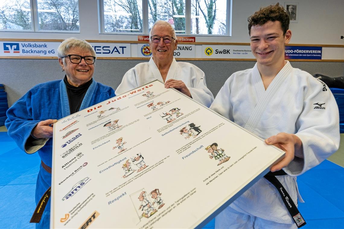 Julia Lochmann, Gerd Lamsfuß und Jonas Riener (von links) zeigen die Tafel mit den zehn Judowerten. Foto: Alexander Becher
