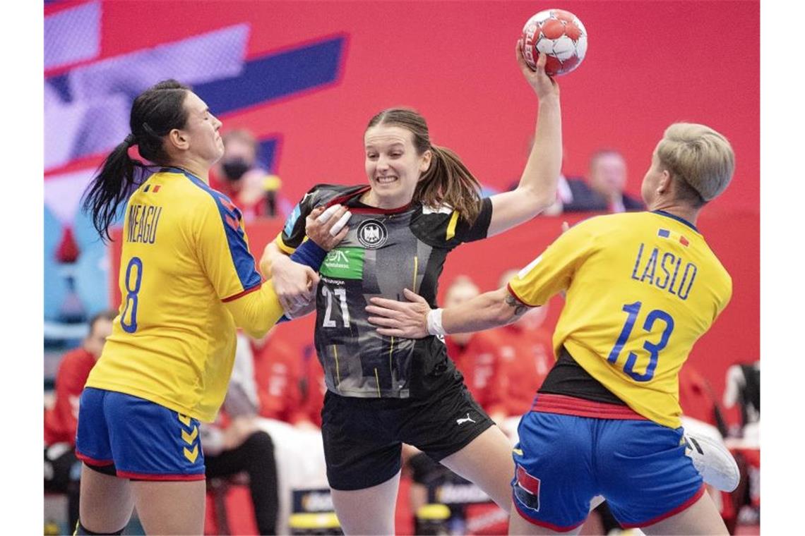 Deutsche Handball-Frauen mit perfektem EM-Start Julia Maidhof (M) setzt sich am Wurfkreis gegen zwei rumänische Spielerinnen durch. Foto: Bo Amstrup/Ritzau Scanpix/dpa