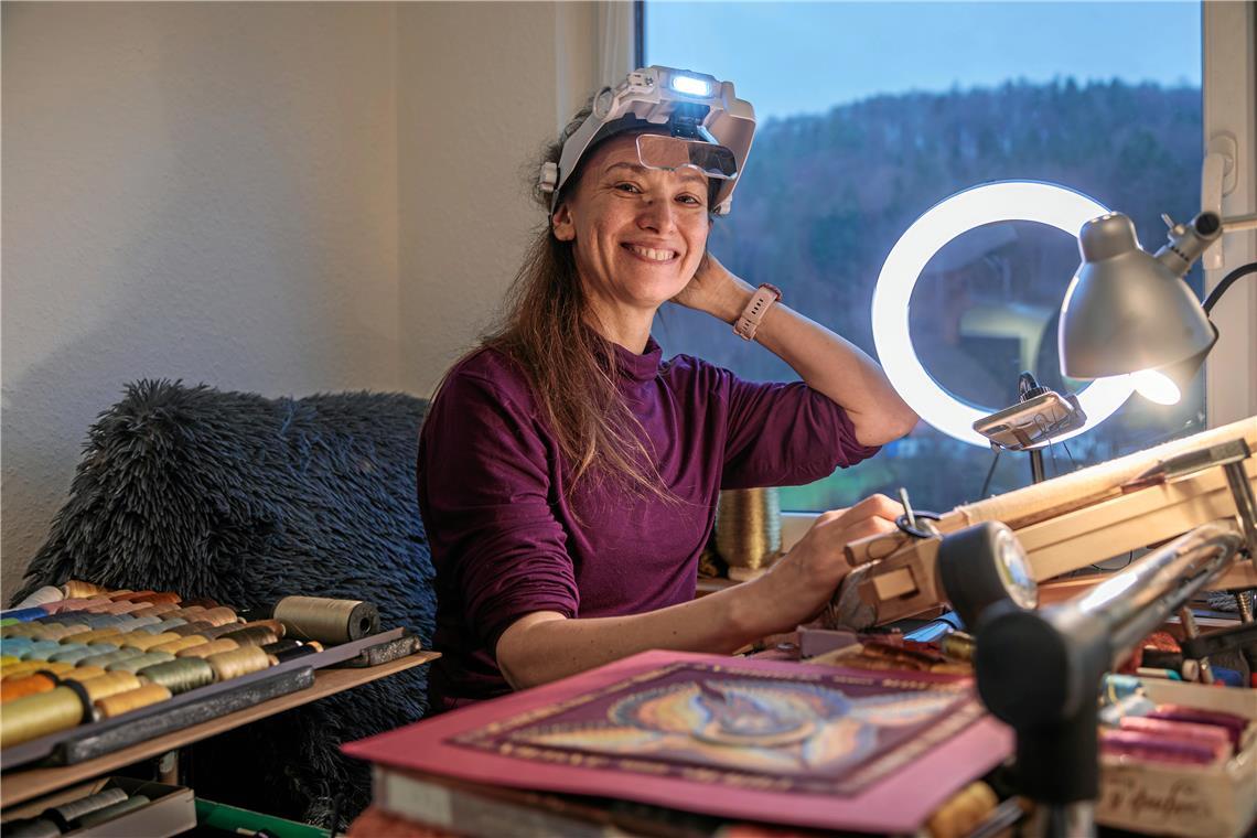 Ukrainische Künstlerin hat Kreativität als Lebenselixier Julia Matveyeva arbeitet gerade an einer neuen Ikonenstickerei – eine filigrane Arbeit, bei der gutes Licht und Vergrößerungsgläser helfen.