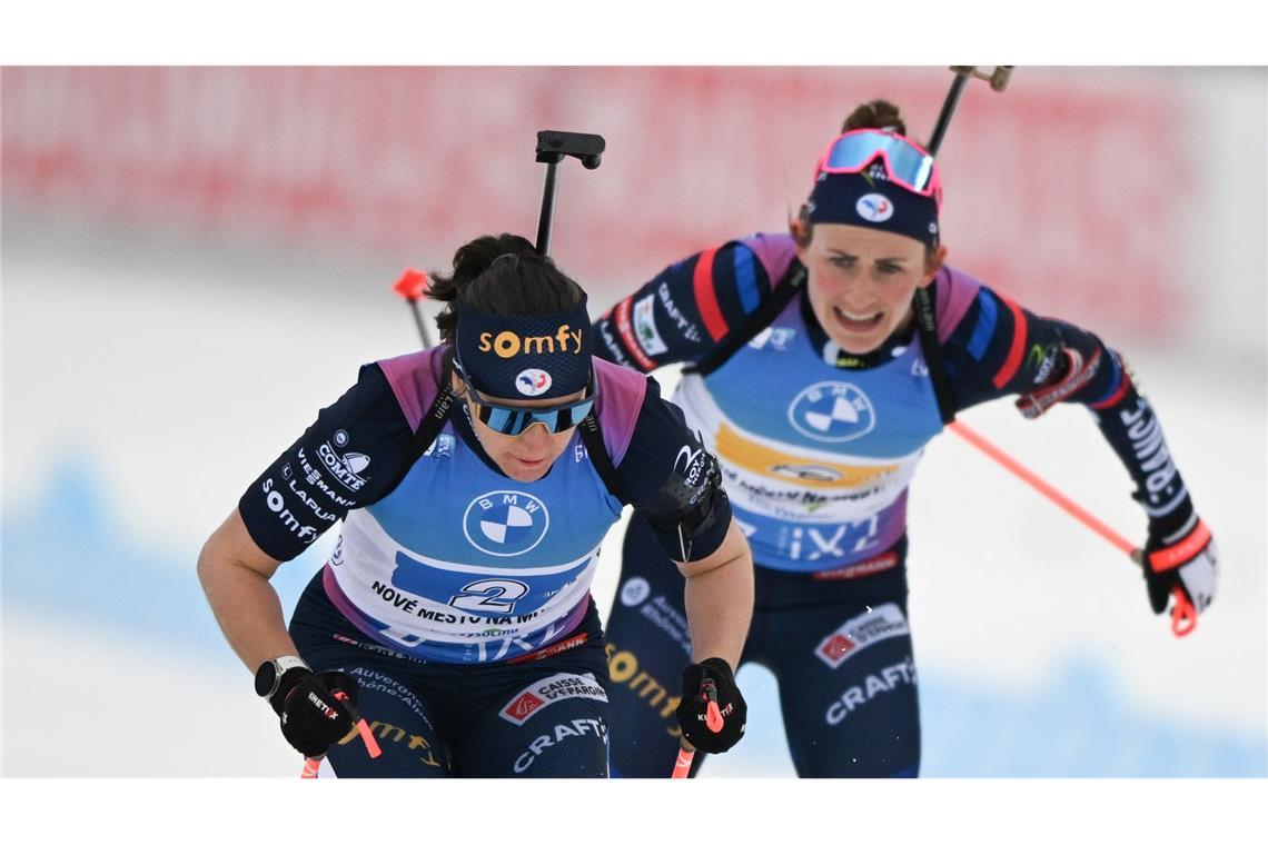 Julia Simon (l) darf nach dem Kreditkartenbetrug an ihrer Teamkollegin Justine Braisaz-Bouchet (r) bei Olympia teilnehmen. (Archivbild)