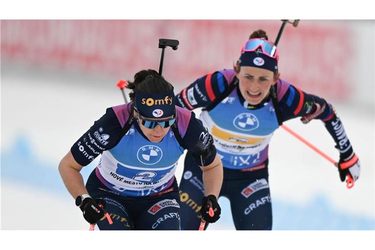 Julia Simon (l) darf nach dem Kreditkartenbetrug an ihrer Teamkollegin Justine Braisaz-Bouchet (r) bei Olympia teilnehmen. (Archivbild)