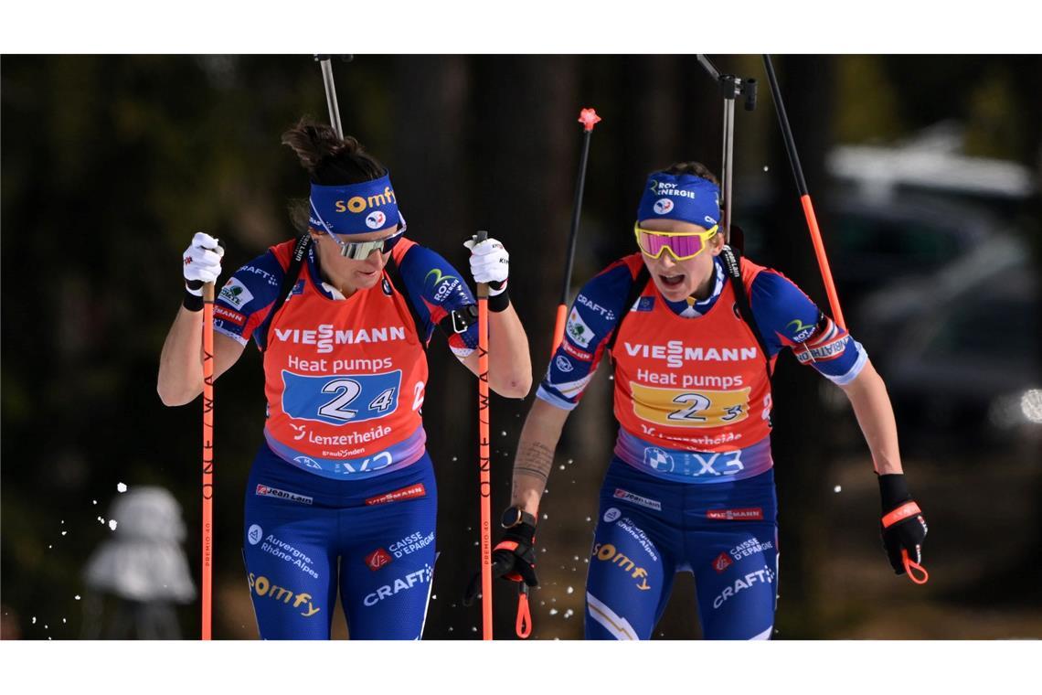 Biathletin Simon wegen Kreditkartenbetrugs verurteilt Julia Simon (l) streitet die Vorwürfe von Justine Braisaz-Bouchet (r) nicht mehr ab. (Archivbild)