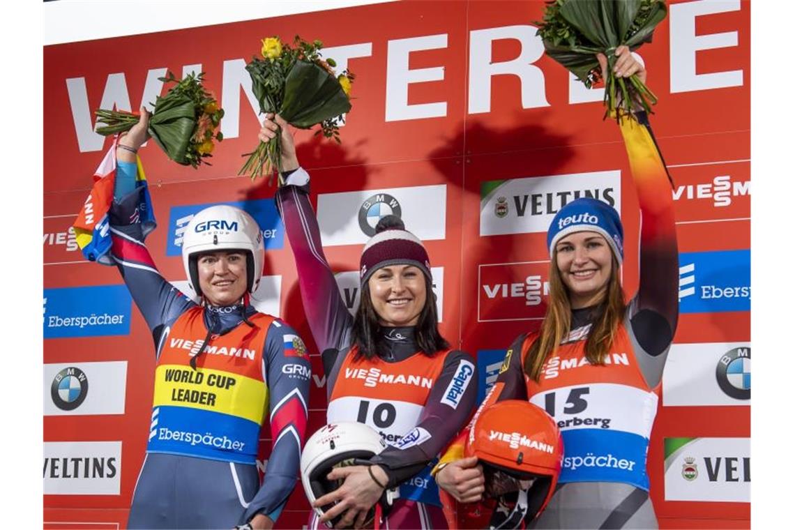 Turbulenter Rodel-Weltcup: Sieg für Ludwig Julia Taubitz (r) wurde Dritte hinter Eliza Cauce (M.) aus Lettland und Tatjana Iwanowa aus Russland. Foto: David Inderlied/dpa