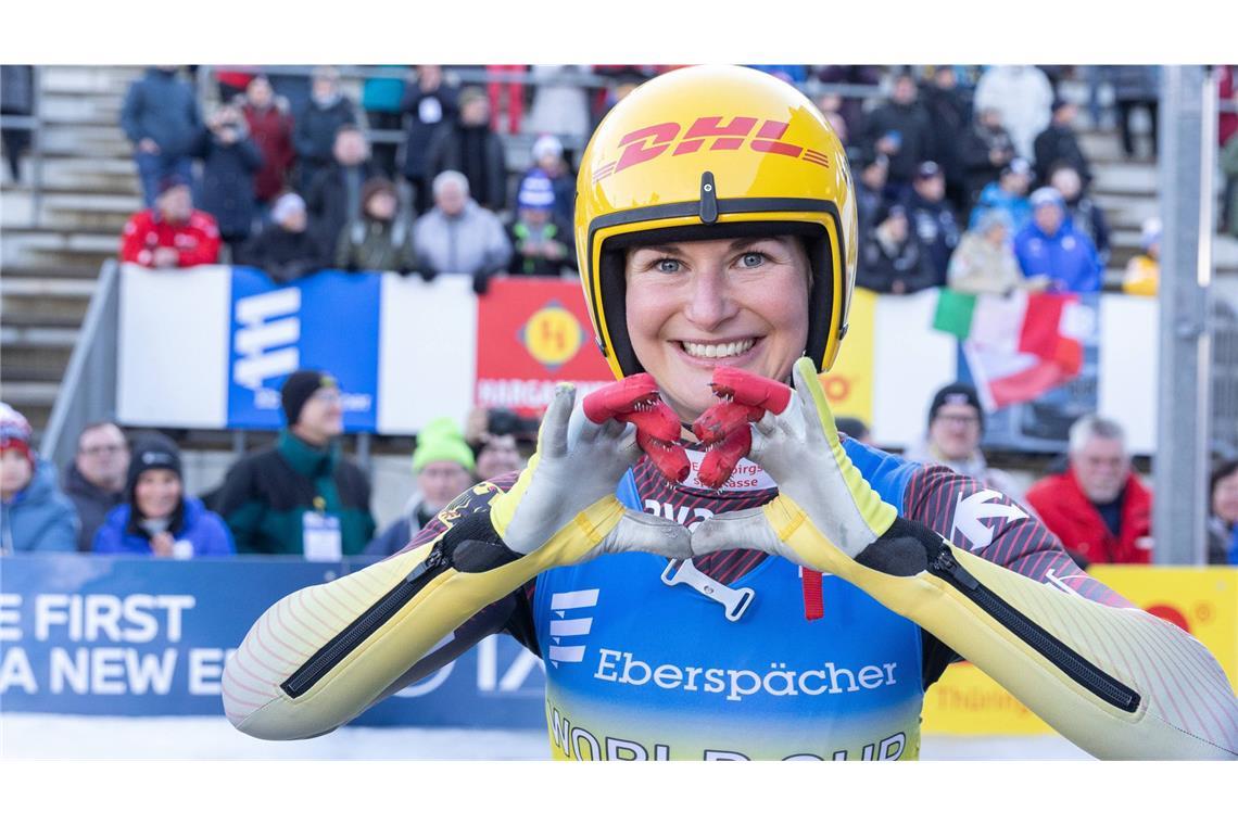 Julia Taubitz, Rodeln In keiner anderen Sportart gibt es so viele deutsche Medaillenkandidaten wie im Rodeln, einige von ihnen könnten Geschichte schreiben. Holen Tobias Wendl und Tobias Arlt wie in Sotschi (2014), Pyeongchang (2018) und Peking (2022) das Double im Doppelsitzer und im Team, würden sie in den elitären Kreis der Super-Olympioniken mit acht (!) Goldmedaillen aufsteigen, der bisher aus dem norwegischen Trio Marit Björgen, Björn Dählie (Langlauf) und Ole Einar Björndalen (Biathlon) besteht. Auch Felix Loch arbeitet hart für das nächste Kapitel seiner Erfolgsstory. Zwölf Jahre nach seiner letzten Goldmedaille will es der Triple-Olympiasieger und 14-malige Weltmeister erneut aufs oberste Podest schaffen – und der 36-Jährige hat bereits angekündigt, dass auch die Winterspiele 2030 in Frankreich ein Ziel für ihn sind. Und dann ist da noch Julia Taubitz (29), die als Einzige aus dem deutschen Team mit Olympischen Spielen eine Rechnung offen hat. 2018 verpasste sie die Qualifikation, 2022 in Peking nach einem Bahnrekord im ersten Lauf im zweiten Durchgang durch einen Sturz die Goldmedaille. Diese peilt die achtmalige Weltmeisterin und fünfmalige Gesamtweltcupsiegerin nun an. Im neuen Eiskanal in Cortina d’Ampezzo sei es wichtig, „gefühlvoll zu fahren“, sagt Julia Taubitz. Und auch: „Das liegt mir.“ Ob ihr persönlicher Olympia-Fluch bald endet?