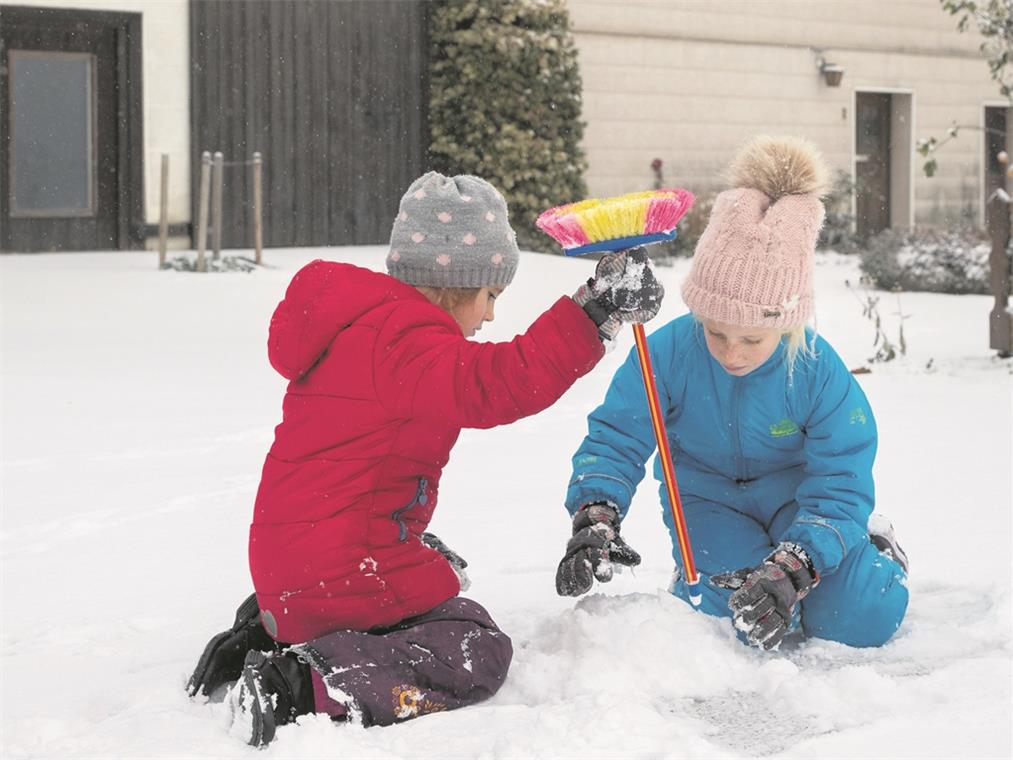 Julia und Laura Steinle aus Großerlach bauen einen Schneemann. Mit Skilaufen ist aber noch nichts. Der neue Pächter kann den Skilift erst bei mehr Schnee in Betrieb nehmen.