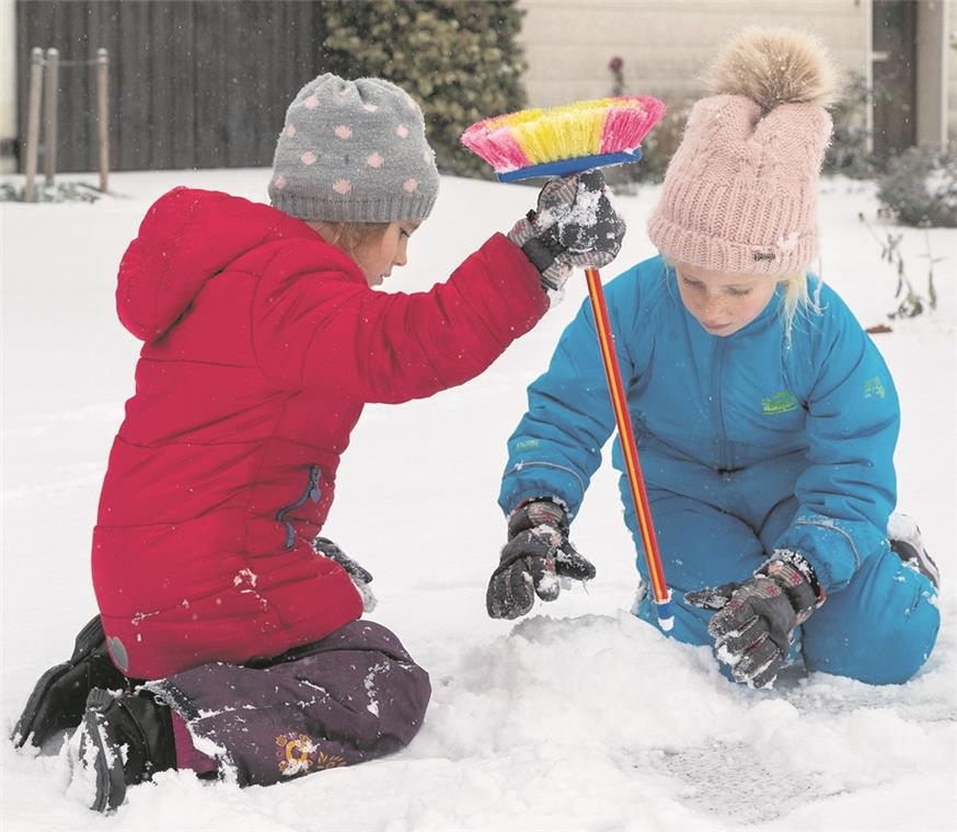 Julia und Laura Steinle aus Großerlach bauen einen Schneemann. Mit Skilaufen ist aber noch nichts. Der neue Pächter kann den Skilift erst bei mehr Schnee in Betrieb nehmen.