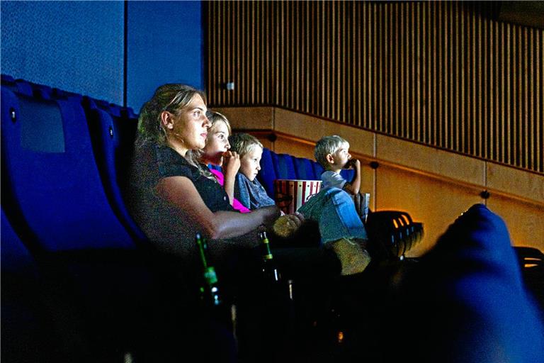 Julia Wernz aus Auenwald schaut mit ihren Kindern Malina (9), Maximilian (6) und Nicolai (3) „Paw Patrol: Der Dino-Film“, dazu wird natürlich Popcorn geknabbert. Fotos: Karen Steinebronn