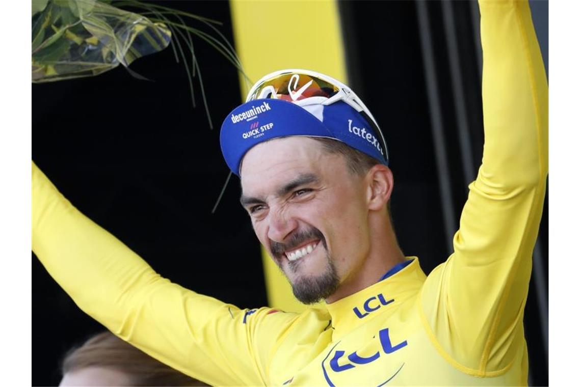 Julian Alaphilippe durfte sich nach Etappenende erneut im Gelben Trikot feiern lassen. Foto: Christophe Ena/AP