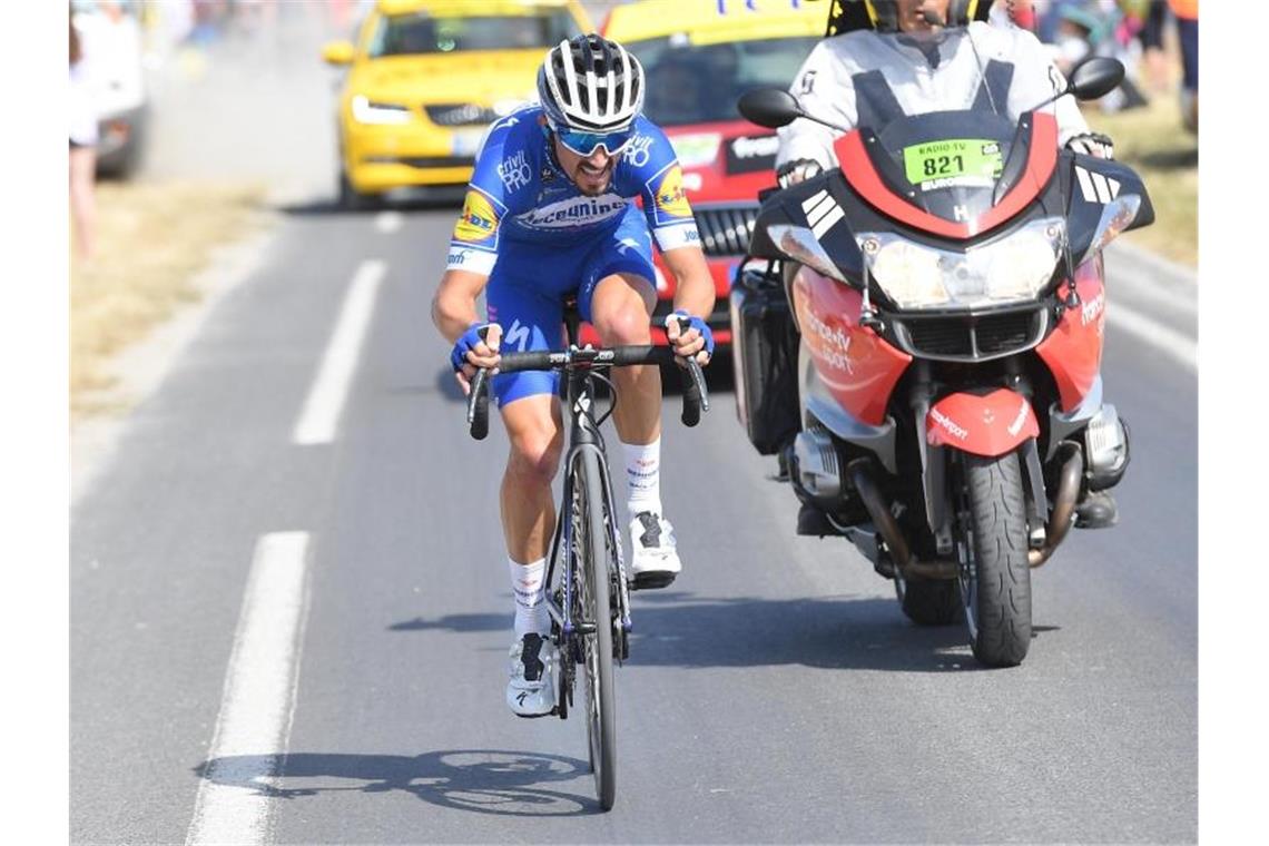 Höllenritt: Franzose Alaphilippe krönt starkes Solo mit Gelb Julian Alaphilippe hat sich vom Hauptfeld abgesetzt. Foto: David Stockman/BELGA