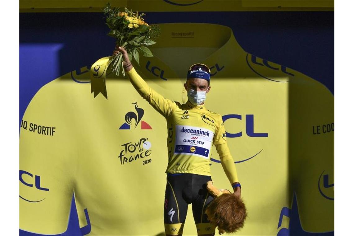 Julian Alaphilippe trägt bei der Tour de France weiter das Gelbe Trikot. Foto: Anne-Christine Poujoulat/AFP Pool/AP/dpa