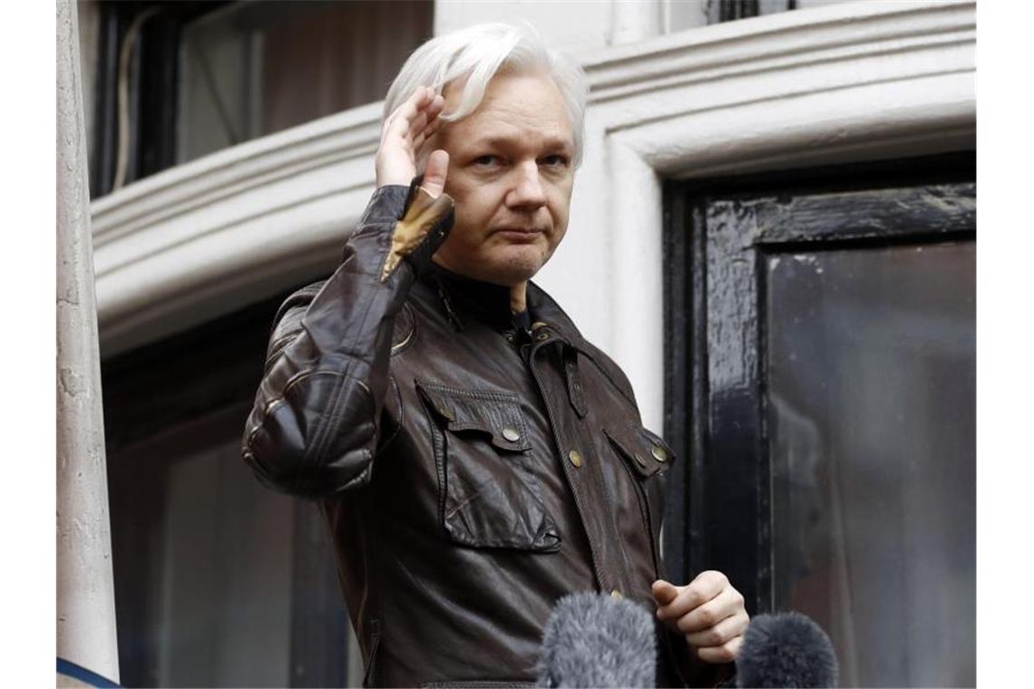 Hochzeit hinter Mauern: Julian Assange heiratet im Gefängnis Julian Assange drohen in den USA bei einer Verurteilung bis zu 175 Jahre Haft. Foto: Frank Augstein/AP/dpa