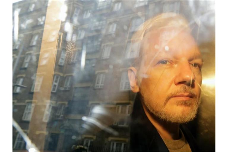 Julian Assange, Gründer von Wikileaks, sitzt nach einr Gerichtsverhandlung in einem Fahrzeug. Am 04.01.2021 verkündet das Gericht das Urteil im US-Auslieferungsantrag gegen Assange. Foto: Matt Dunham/AP/dpa