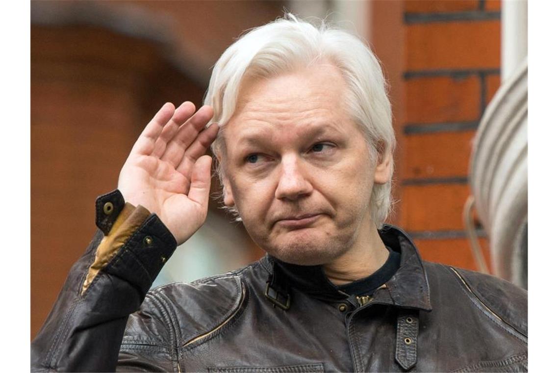 Julian Assange im Jahr 2017 im Exil auf dem Balkon der Botschaft von Ecuador in London. Foto: Dominic Lipinski/PA Wire/dpa