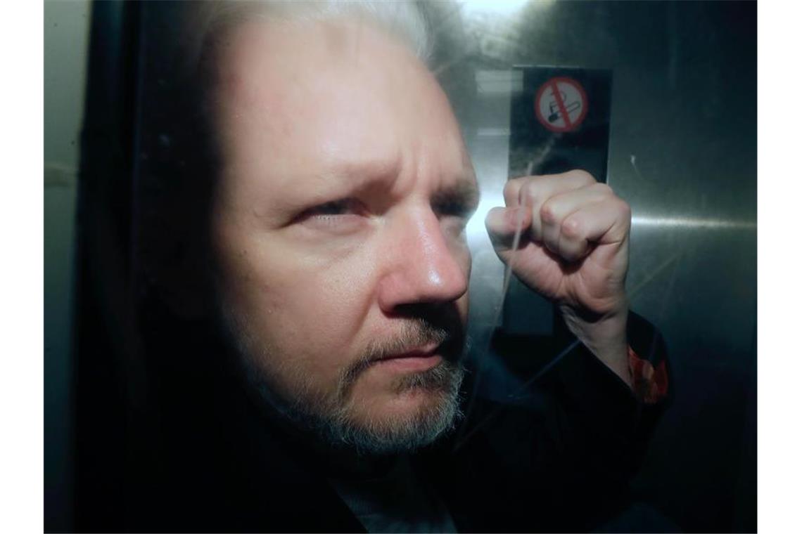 Julian Assange, Mitbegründer der Enthüllungsplattform WikiLeaks, verlässt ein Gericht in London. Assange sitzt derzeit eine Gefängnisstrafe in Großbritannien ab. Foto: Matt Dunham/AP