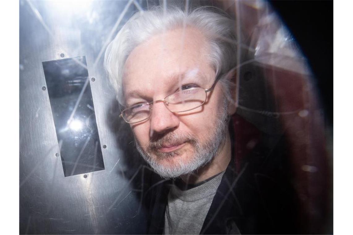 Londoner Gericht verhandelt über Auslieferung von Assange Julian Assange verlässt ein Gericht in London. Nach neuen Enthüllungen geht der Rechtsstreit um eine mögliche Auslieferung des Wikileaks-Gründers in die USA in eine neue Runde. Foto: Dominic Lipinski/PA Wire/dpa