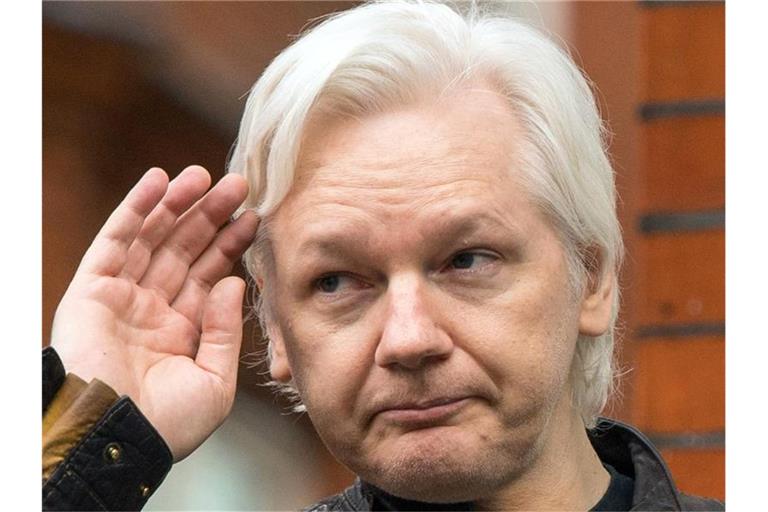 Julian Assange, Wikileaks-Gründer, grüßt auf dem Balkon der Botschaft von Ecuador. Foto: Dominic Lipinski/PA Wire/dpa