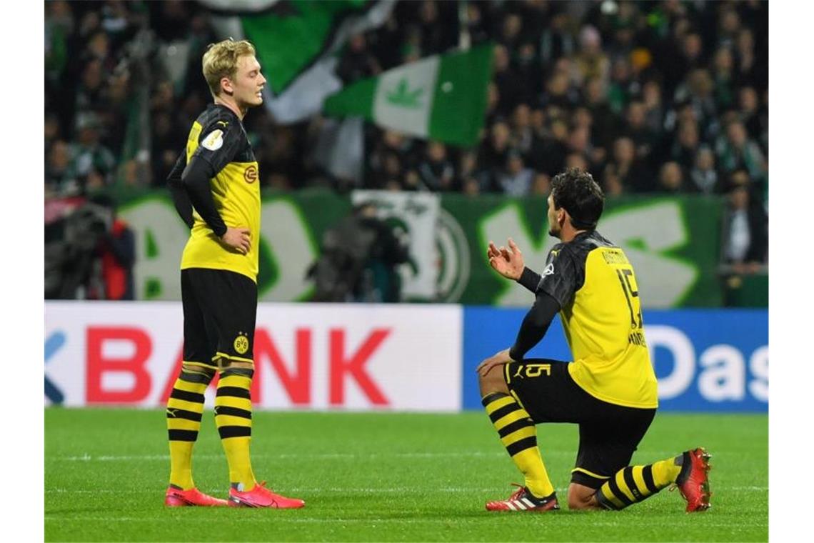 Julian Brandt (l) und Mats Hummels hadern mit der BVB-Leistung in Bremen. Foto: David Hecker/dpa