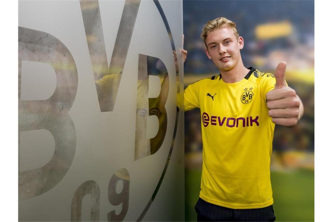 Julian Brandt posiert im BVB-Trikot. Foto: Alexandre Simoes/BVB/Borussia Dortmund GmbH & Co