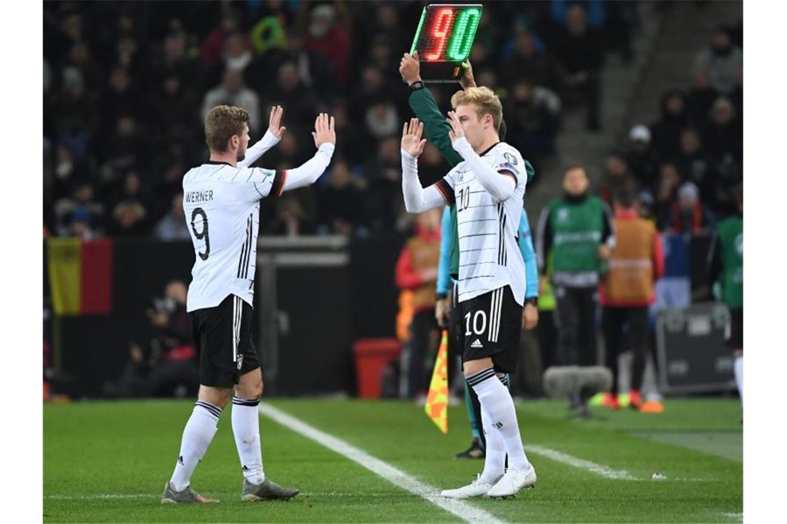 Julian Brandt (r) kommt für Timo Werner ins Spiel. Foto: Federico Gambarini/dpa