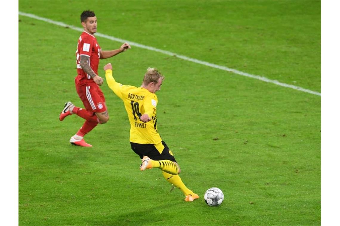 Julian Brandt (r) sorgte mit einem Rechtsschuss für den Dortmunder Anschlusstreffer. Foto: Andreas Gebert/Reuters/Pool/dpa