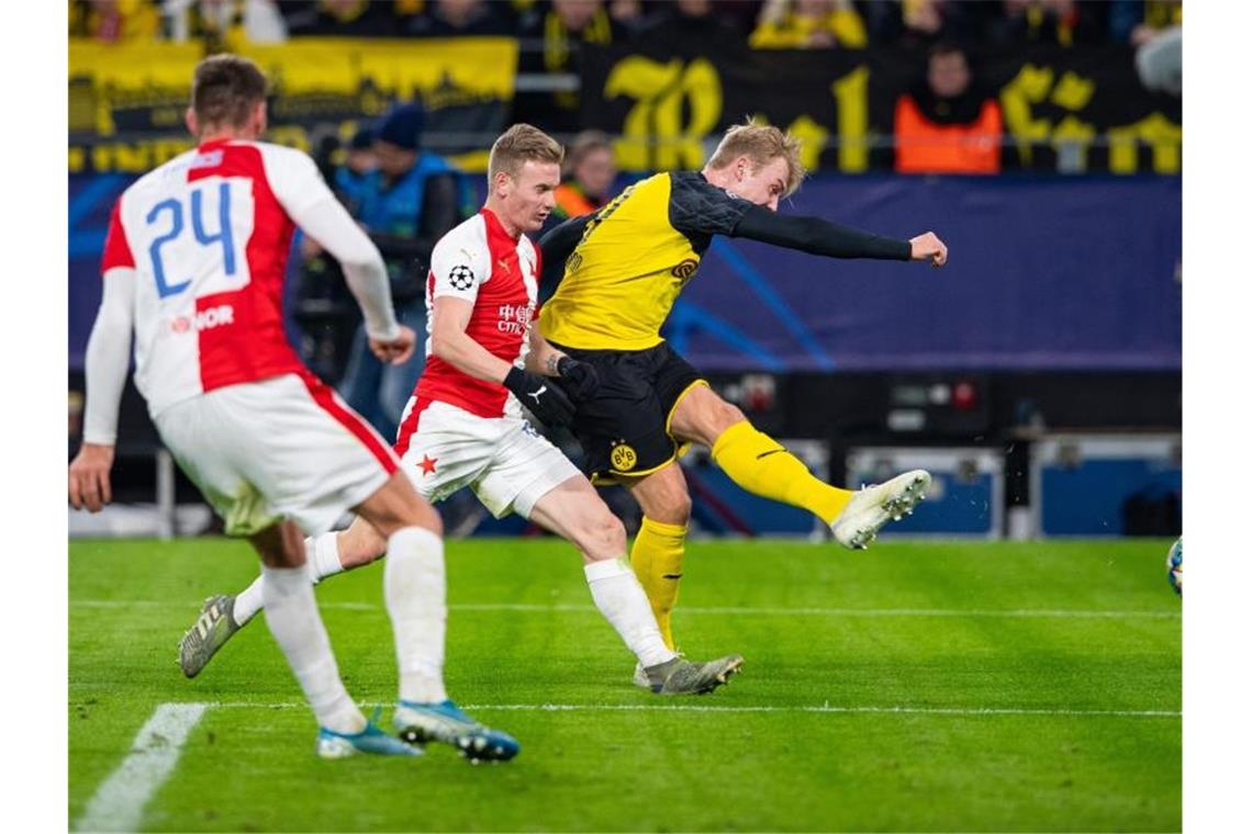 Schützenhilfe von Barca: BVB zittert sich ins Achtelfinale Julian Brandt sorgte für das 2:1 für den BVB gegen Prag. Foto: Guido Kirchner/dpa
