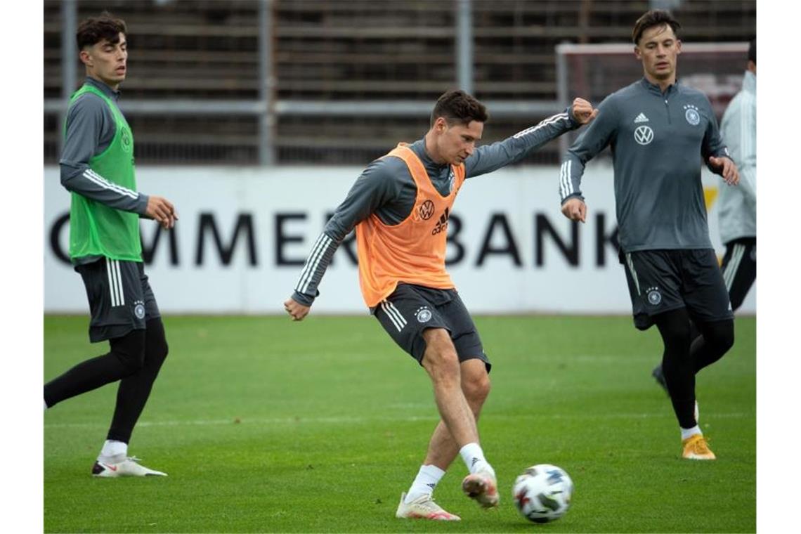 Draxler soll B-Team gegen Türkei anführen Julian Draxler beim Training des DFB-Teams in Köln. Foto: Federico Gambarini/dpa