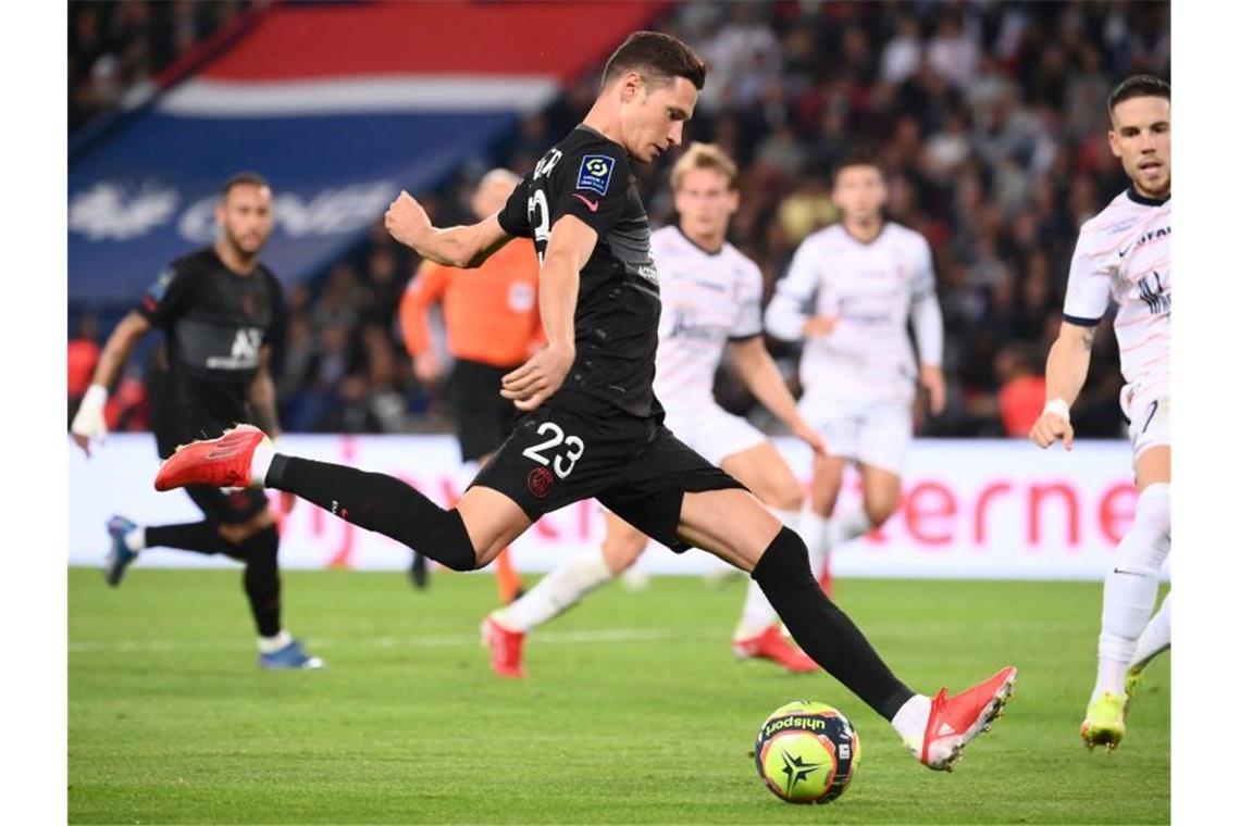 Julian Draxler (M.) steht in der Startelf von Paris Saint-Germain. Foto: Franck Fife/AFP/dpa