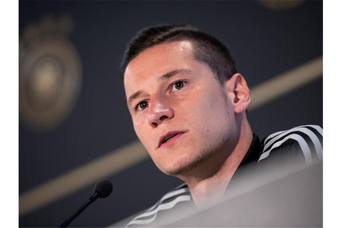 Julian Draxler spricht bei der Pressekonferenz in Venlo. Foto: Marius Becker