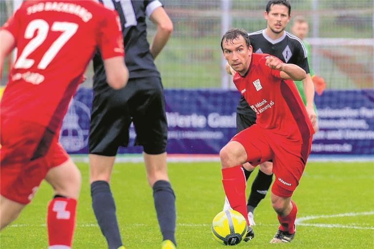 Julian Geldner (am Ball) hat mit seiner starken Leistung seinen Anteil am 2:1-Erfolg der TSG Backnang.Foto: A. Becher