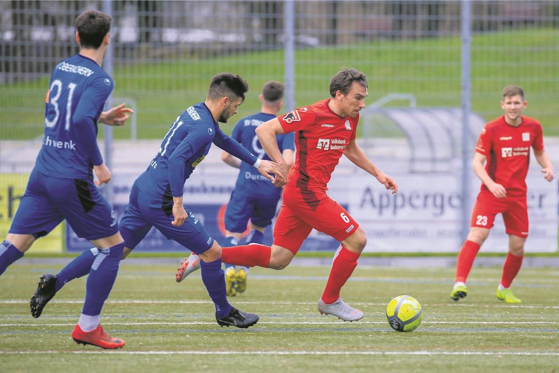 Nächste hohe Hürde fürs Etzwiesenteam Julian Geldner (am Ball) will mit der TSG Backnang auch morgen in Göppingen Gas geben. Foto: A. Becher