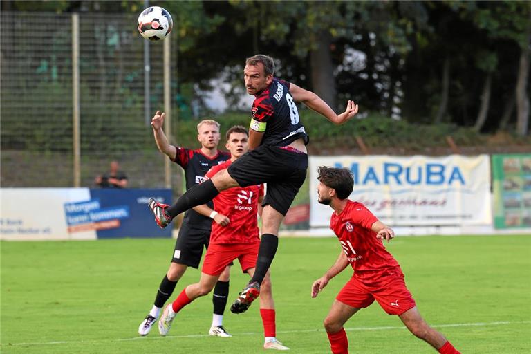 Julian Geldner geht als Kapitän der TSG Backnang beim VfR Mannheim ein weiteres Mal mit großem Einsatz voran und hat in dieser Situation auch die Lufthoheit. Foto: Alexander Hornauer