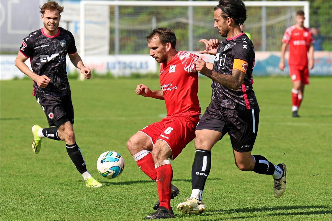 Die Anlaufzeit der TSG Backnang dauert zu lange Julian Geldner und die TSG Backnang mühten sich, gegen Göppingens Übermacht war aber nur wenig auszurichten. Foto: Alexander Hornauer