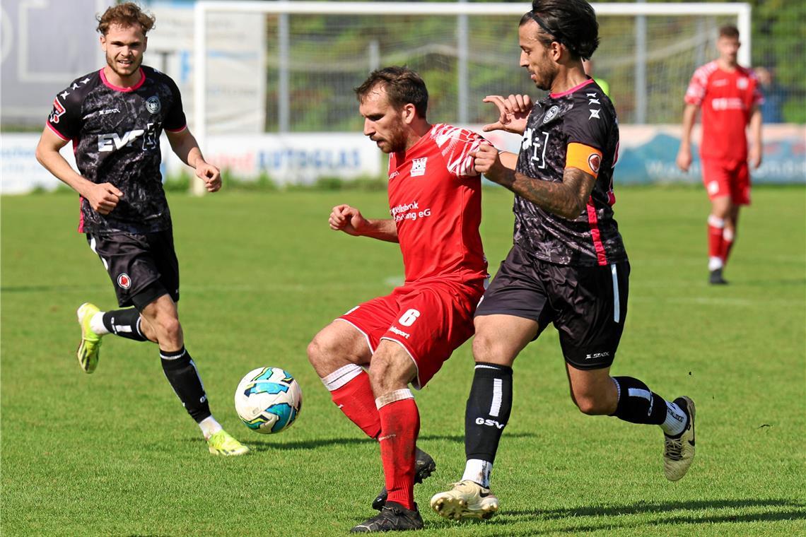 Julian Geldner und die TSG Backnang mühten sich, gegen Göppingens Übermacht war aber nur wenig auszurichten. Foto: Alexander Hornauer