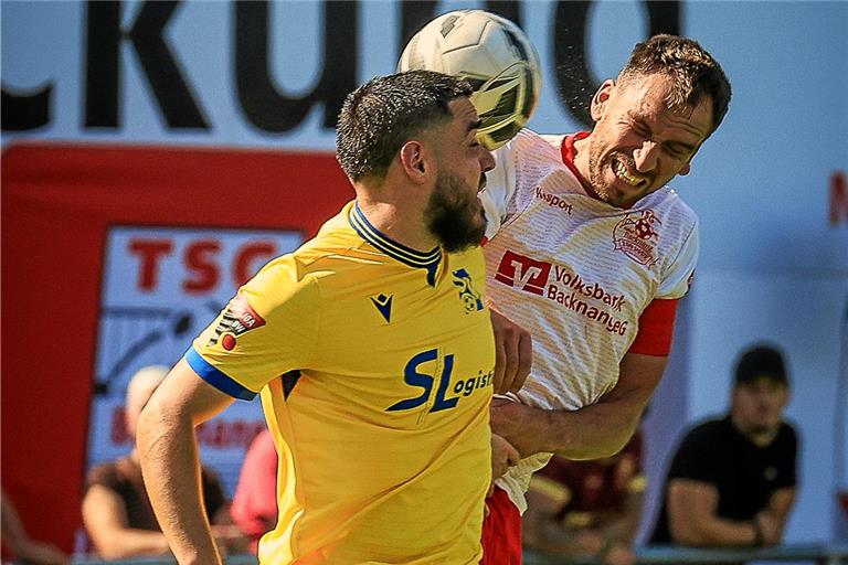 Julian Geldner und die TSG Backnang (weiße Trikots) liefern sich mit dem SV Oberachern ein Oberliga-Topduell, das am Ende keinen Gewinner kennt. Foto: Alexander Becher