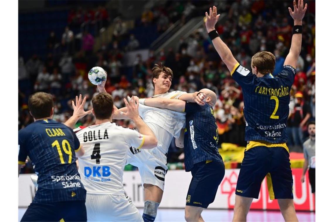 „Unglaublich bitter“: DHB-Team verpasst EM-Halbfinale Julian Köster (M.) war mit vier Toren bester Werfer der deutschen Mannschaft. Foto: Marijan Murat/dpa