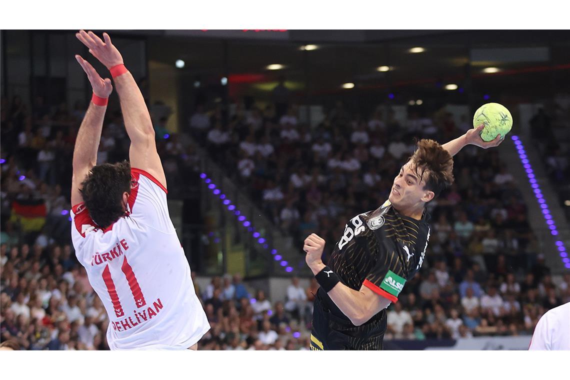 Deutsche Handballer mit Neu-Kapitän Julian Köster zum Kantersieg Julian Köster zieht gegen die Türkei aus dem Rückraum ab und wirft eines seiner fünf Tore in Stuttgart.
