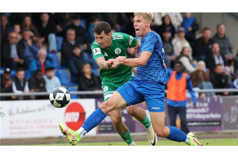 Julian Kudala (re.) konnte mit seinem Tor die Freiberger Testspielniederlage in Mannheim nicht verhindern.

Baumann
