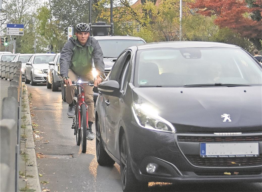 Julian Muhl kämpft sich mit dem Fahrrad durch den dichten Berufsverkehr. Weil es in Backnang zu wenige Radwege gibt, kommt es immer wieder zu Konflikten zwischen Autofahrern und Radlern.Foto: T. Sellmaier