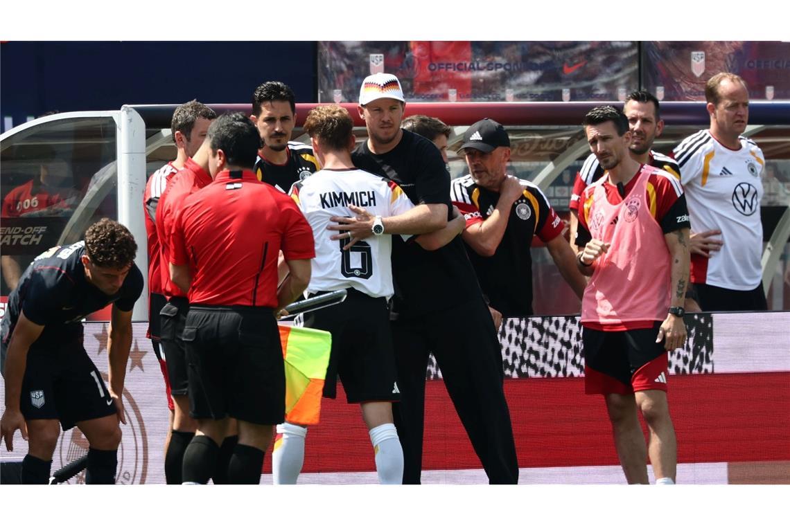 Julian Nagelsmann bedankt sich bei Joshua Kimmich.