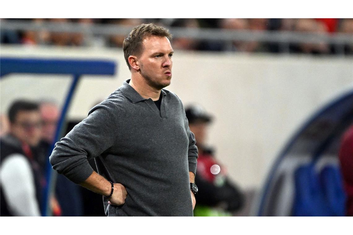 Julian Nagelsmann blickt skeptisch auf das Spielfeld.