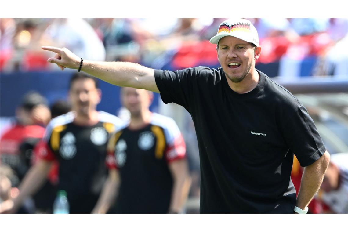 Julian Nagelsmann gibt Anweisungen bei der WM-Generalprobe der Nationalmannschaft.