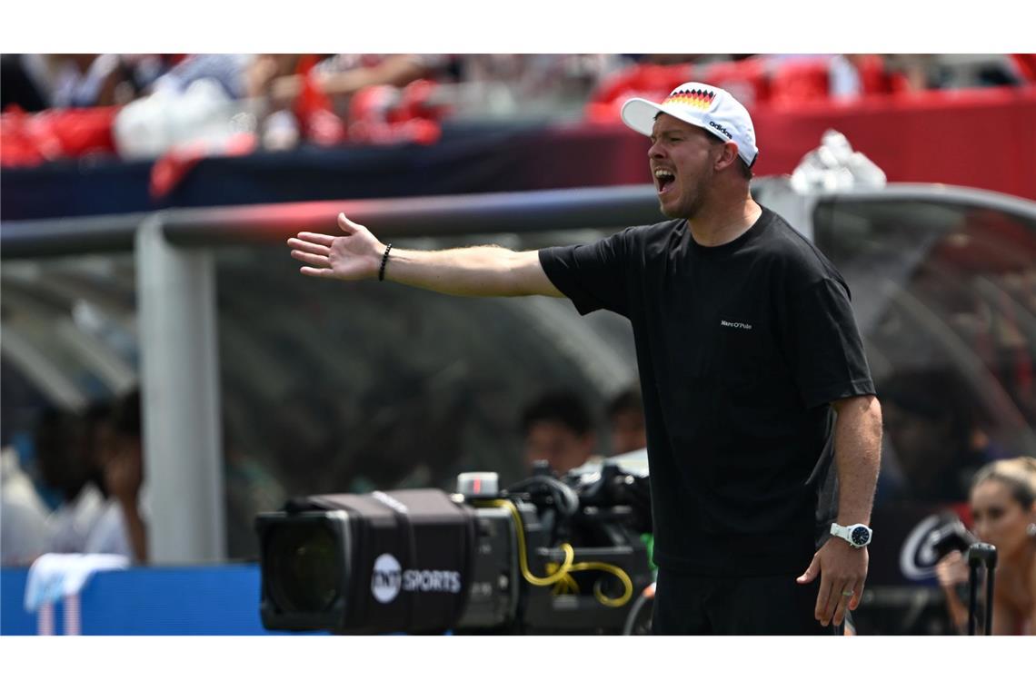 Julian Nagelsmann gibt bei der WM-Generalprobe Anweisungen.