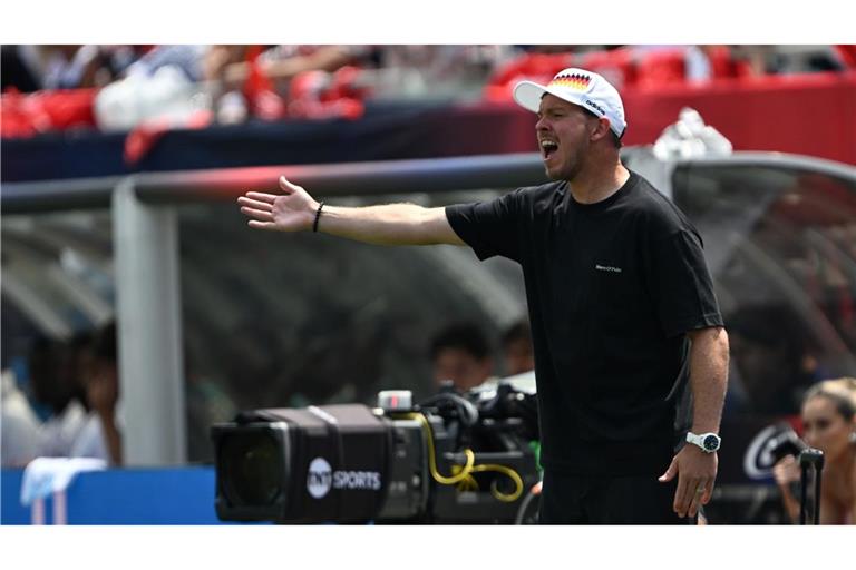 Julian Nagelsmann gibt bei der WM-Generalprobe Anweisungen.