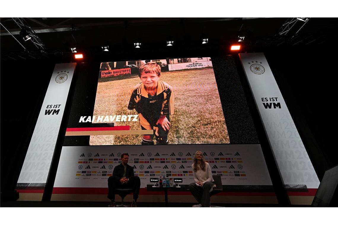 Julian Nagelsmann (l) lobt Kai Havertz bei der WM-Nominierung in einem Video, das den Arsenal-Profi (oben) als kleinen Jungen zeigt. (Archivbild)