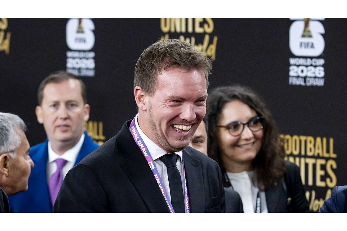 Julian Nagelsmann lacht auf seinem Weg zur Auslosung.