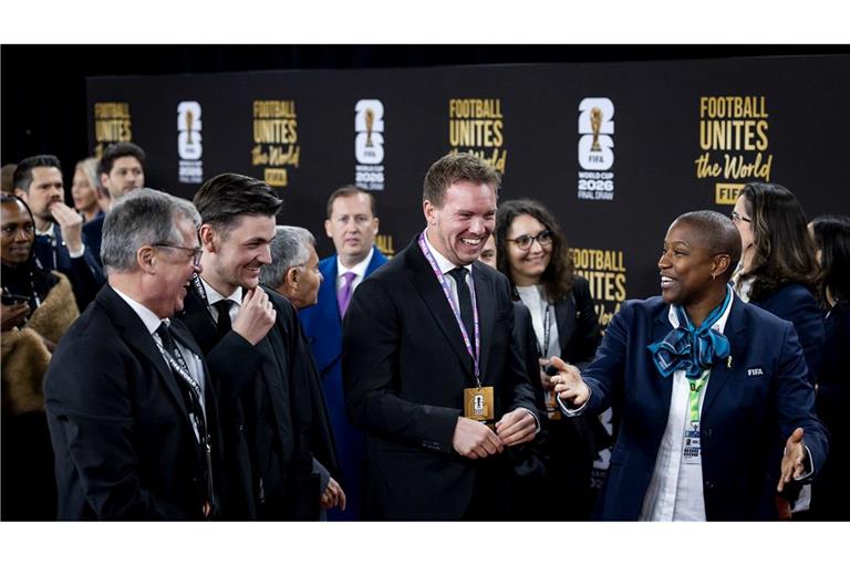 Julian Nagelsmann läuft über den Roten Teppich bei der WM-Auslosung.