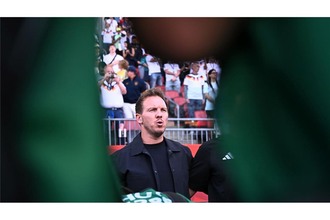 Julian Nagelsmann mag die Situation bei der Nationalhymne mit den Fotografen vor ihm nicht.