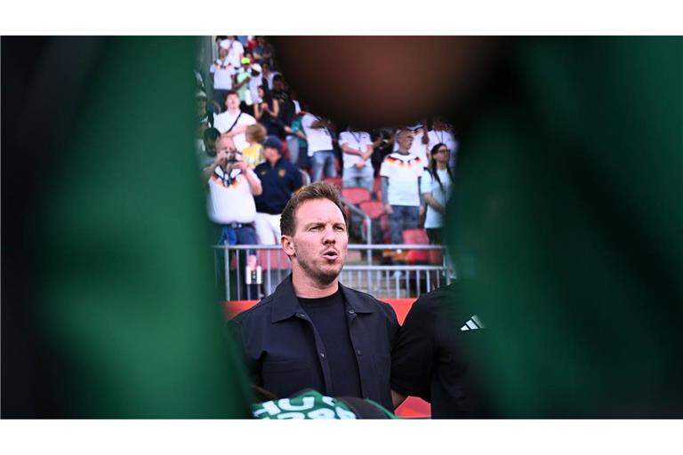 Julian Nagelsmann mag die Situation bei der Nationalhymne mit den Fotografen vor ihm nicht.
