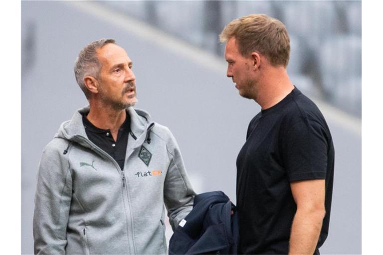 Julian Nagelsmann (r) im entspannten Gespräch mit Adi Hütter vor dem Spiel. Foto: Sven Hoppe/dpa